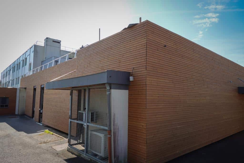 Façade extérieure bois du bâtiment de BTP CFA Sarthe.