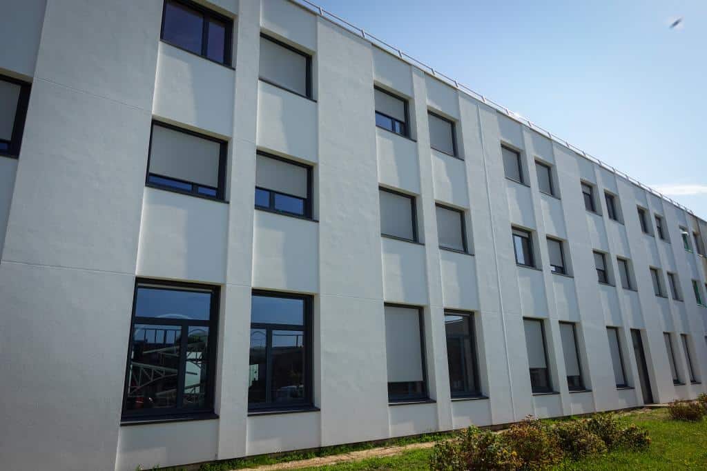 Façade extérieure du bâtiment de BTP CFA Sarthe.