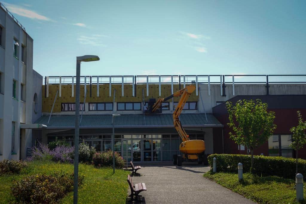 Façade extérieure du bâtiment de BTP CFA Sarthe en travaux.