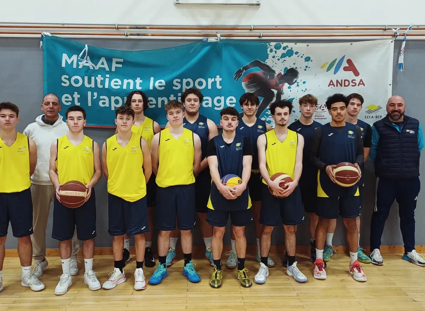 Photo de groupe : les quatre équipes d'Angers avec leur coach.