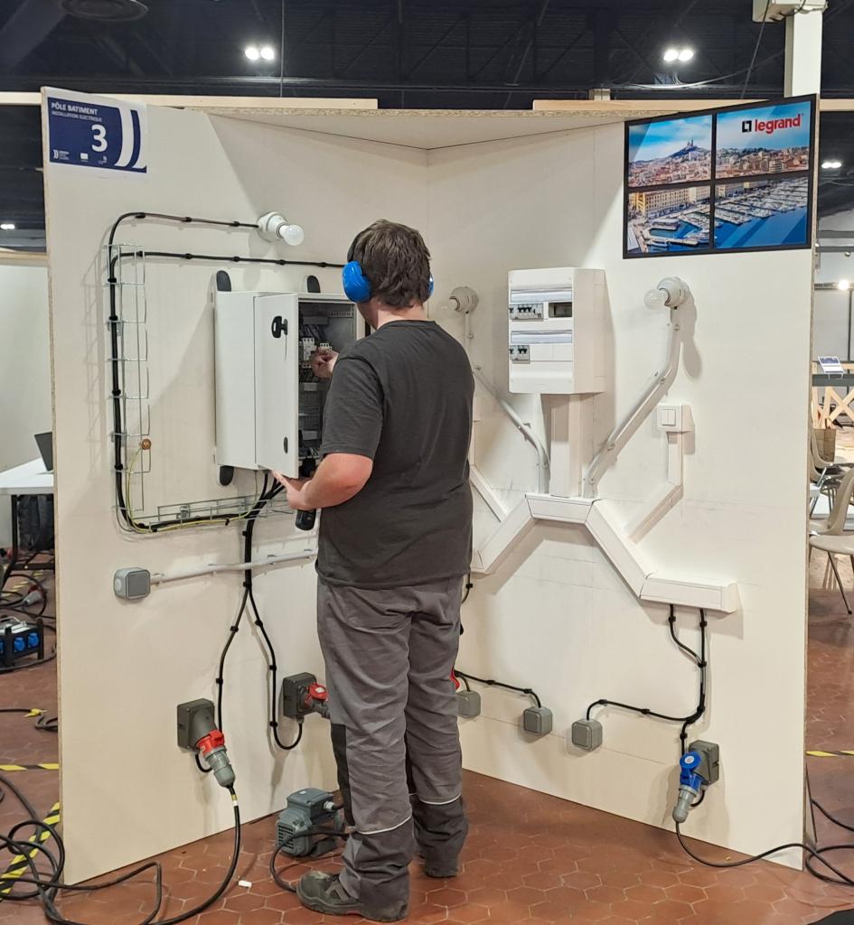 Maxime TRICOT compétition WorldSkills Régional mars 2025 - médaille d'argent installation électrique